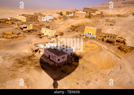 Foto: © Simon Grosset. Volo in mongolfiera sopra la Valle dei Re Luxor Egitto. Il shaadow del palloncino passa al di sopra di un piccolo insediamento, e Foto Stock