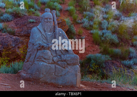 Statua di Sagaan Ubgen, bianco vecchio uomo in piedi all'aperto Foto Stock