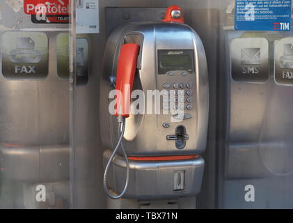 Milano, Italia - 31 Maggio 2019: closeup foto di Telecom Italia telefono pubblico a Milano Foto Stock