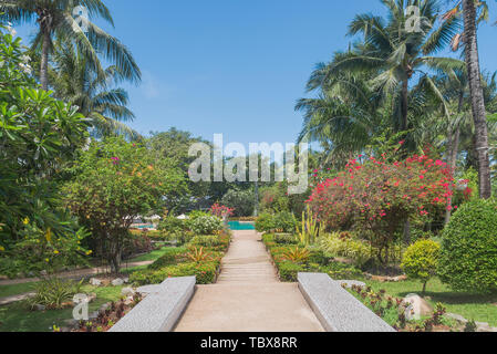 Cielo blu e nuvole bianche resort a cinque stelle hotel giardino verde paesaggio in Phuket, Thailandia, Sud-est asiatico Foto Stock