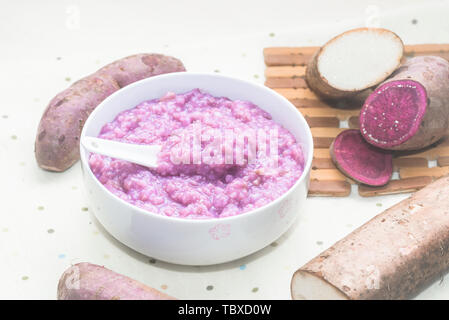 Viola filato di patate crema di farina e di latte Foto Stock