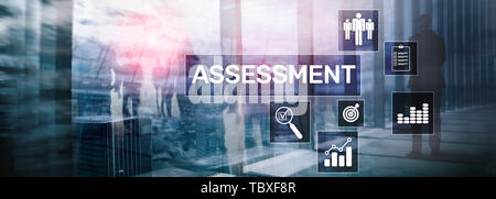 La valutazione della verifica misura Analisi Analisi di Business e Tecnologia concetto su sfondo sfocato. Foto Stock
