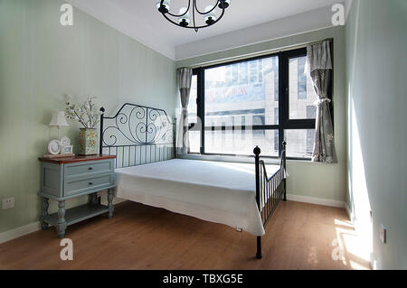 Una piccola camera da letto decorata in stile nordico. Foto Stock