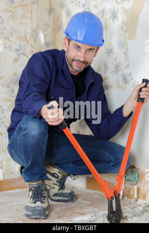 L'uomo taglia il tubo Foto Stock