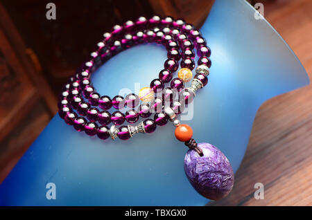 Amethyst pendant purple tooth black garnet crystal bracelet necklace wool chain Foto Stock