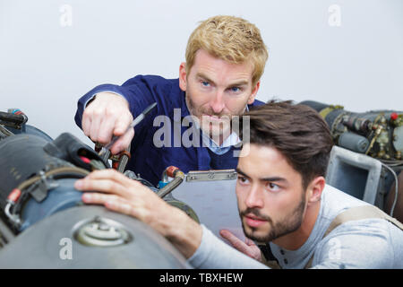 Uomo meccanico riparazione motore Foto Stock