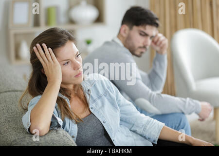 Offeso sconvolto l uomo e la donna seduta separatamente sul lettino Foto Stock