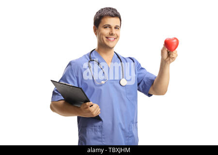 Giovane maschio medico tenendo un piccolo cuore rosso isolato su sfondo bianco Foto Stock