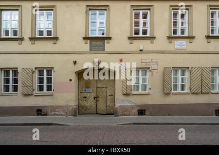Vilnius, Lituania. Maggio 2019. La sede della Facoltà di Scienze della comunicazione nella città vecchia di Vilnius Foto Stock