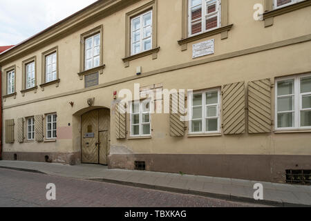 Vilnius, Lituania. Maggio 2019. La sede della Facoltà di Scienze della comunicazione nella città vecchia di Vilnius Foto Stock