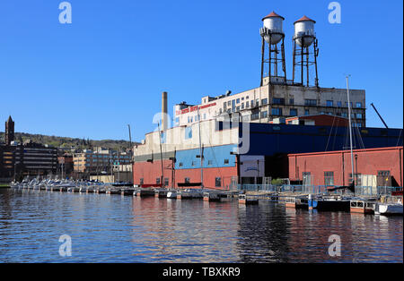 La vista di torri d'acqua sulla parte superiore delle Suites Hotel edificio dal lungomare Marina con slittamento del Minnesota ponte levatoio in primo piano.Duluth.Minnesota.USA Foto Stock