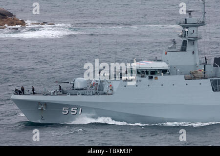 HTMS Krabi (OPV-551) nell'offshore nave pattuglia (OPV) della Marina Militare tailandese uscire Sydney Harbour. Foto Stock