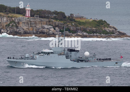 HTMS Krabi (OPV-551) nell'offshore nave pattuglia (OPV) della Marina Militare tailandese uscire Sydney Harbour. Foto Stock