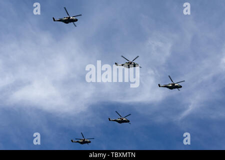 Cinque MRH-90 Taipan elicotteri gestito congiuntamente dalla Royal Australian Esercito e Royal Australian Navy Volare in formazione. Foto Stock