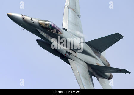 Royal Australian Air Force (RAAF) McDonnell Douglas F/A-18A Hornet multirole fighter aircraft un21-48. Foto Stock