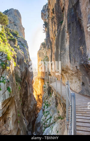 Vista di El Caminito del Rey o re il piccolo sentiero, uno dei più pericolosi sentiero riaperto 2015 Malaga, Spagna Foto Stock