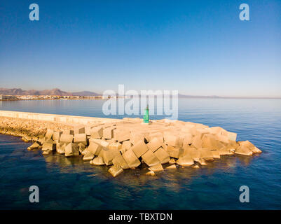 Antenna fuco vista di un frangiflutti e un faro nel porto di Denia, Spagna Foto Stock