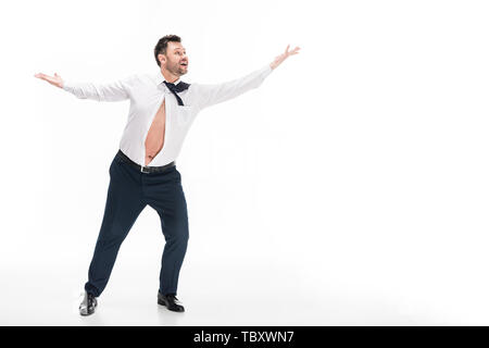 Il sovrappeso uomo in stretto usura formale gesticolando e sorridente isolato su bianco con spazio di copia Foto Stock