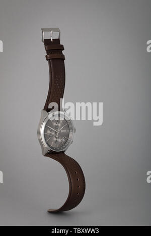 Hugo Boss designer watch fotografato con uno sfondo grigio. Foto Stock