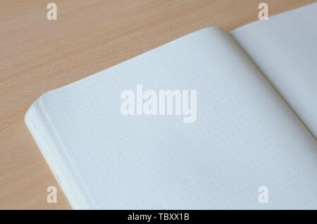 Bianco vuoto aperto copybook con molto spazio di testo su sfondo di legno Foto Stock