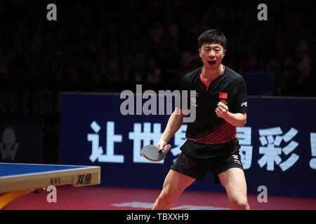 Ma a lungo della Cina celebra dopo il punteggio contro Lin Gaoyuan della Cina nella partita finale di Uomini Singoli durante il Seamaster 2019 ITTF World Tour Platinum Cina aperta nella città di Shenzhen, Cina del sud della provincia di Guangdong, 2 giugno 2019. Il veterano cinese Ma lunga spazzato n. 2 sementi Gaoyuan Lin 4-0 (12-10, 11-6, 11-5, 11-4) per vincere a battere i record di 28 uomini singoli titolo in Cina ITTF è aperto anche la domenica. Foto Stock