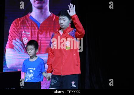 Ma a lungo della Cina pone dopo aver sconfitto Lin Gaoyuan della Cina nella partita finale di Uomini Singoli durante il Seamaster 2019 ITTF World Tour Platinum Cina aperta nella città di Shenzhen, Cina del sud della provincia di Guangdong, 2 giugno 2019. Il veterano cinese Ma lunga spazzato n. 2 sementi Gaoyuan Lin 4-0 (12-10, 11-6, 11-5, 11-4) per vincere a battere i record di 28 uomini singoli titolo in Cina ITTF è aperto anche la domenica. Foto Stock