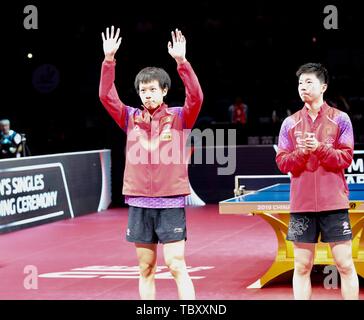 Ma a lungo, destra e Lin Gaoyuan della Cina pone sul podio dopo il match finale di Uomini Singoli durante il Seamaster 2019 ITTF World Tour Platinum Cina aperta nella città di Shenzhen, Cina del sud della provincia di Guangdong, 2 giugno 2019. Il veterano cinese Ma lunga spazzato n. 2 sementi Gaoyuan Lin 4-0 (12-10, 11-6, 11-5, 11-4) per vincere a battere i record di 28 uomini singoli titolo in Cina ITTF è aperto anche la domenica. Foto Stock