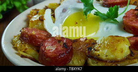 Tiroler Grostl, patate fritte, la pancetta e la cipolla. Nazionale austriaca, cucina tradizionale piatti assortiti, vista dall'alto. Foto Stock