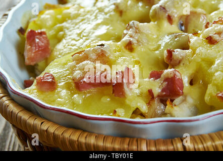 Pollo, Tartiflette Francese pollo al gratin Foto Stock