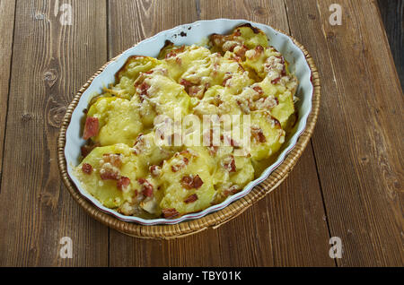 Pollo, Tartiflette Francese pollo al gratin Foto Stock