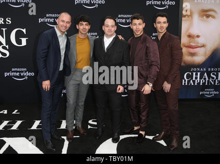 3 giugno 2019 - Los Angeles, CA, Stati Uniti - 3 giugno 2019 - Los Angeles, California - Phil mcintyre, Joe Jonas, John Taylor, Nick Jonas, Kevin Jonas. Premiere di perfezione del Amazon Video ''a caccia di felicità" tenutosi presso il Regency Bruin Theatre. Photo credit: Faye Sadou/AdMedia (credito Immagine: © Faye Sadou/AdMedia via ZUMA filo) Foto Stock