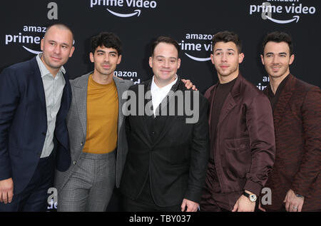 3 giugno 2019 - Los Angeles, CA, Stati Uniti - 3 giugno 2019 - Los Angeles, California - Phil mcintyre, Joe Jonas, John Taylor, Nick Jonas, Kevin Jonas. Premiere di perfezione del Amazon Video ''a caccia di felicità" tenutosi presso il Regency Bruin Theatre. Photo credit: Faye Sadou/AdMedia (credito Immagine: © Faye Sadou/AdMedia via ZUMA filo) Foto Stock