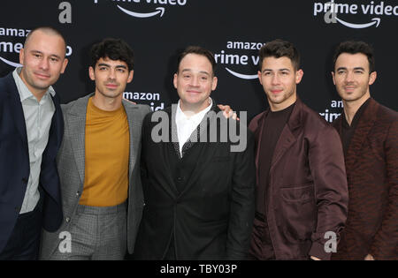 3 giugno 2019 - Los Angeles, CA, Stati Uniti - 3 giugno 2019 - Los Angeles, California - Phil mcintyre, Joe Jonas, John Taylor, Nick Jonas, Kevin Jonas. Premiere di perfezione del Amazon Video ''a caccia di felicità" tenutosi presso il Regency Bruin Theatre. Photo credit: Faye Sadou/AdMedia (credito Immagine: © Faye Sadou/AdMedia via ZUMA filo) Foto Stock