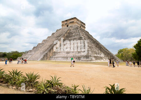 Chichen Itza Messico - persone presso il Tempio di Kukulcan, antico tempio Maya nell'UNESCO rovine maya, Chichen Itza, Yucatan, Messico, America Latina Foto Stock