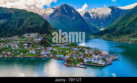 Balestrand. Il centro amministrativo del Comune di Balestrand in Sogn og Fjordane county, Norvegia. Foto Stock