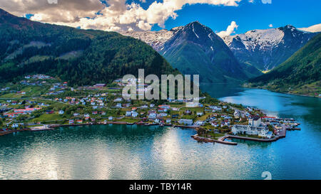 Balestrand. Il centro amministrativo del Comune di Balestrand in Sogn og Fjordane county, Norvegia. Foto Stock