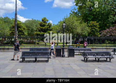 New Orleans, LA, Stati Uniti d'America -- Maggio 23, 2019. Foto di turisti a piedi in piazza Jackson byWashington parco di artiglieria. Foto Stock