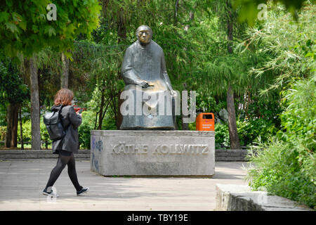 Monumento Kate Kollwitz, luogo Kollwitz, Prenzlauer montagna, Pankow, Berlino, Germania, Denkmal Kate Kollwitz, Kollwitzplatz, Prenzlauer Berg, Deutschl Foto Stock