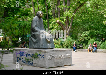 Monumento Kate Kollwitz, luogo Kollwitz, Prenzlauer montagna, Pankow, Berlino, Germania, Denkmal Kate Kollwitz, Kollwitzplatz, Prenzlauer Berg, Deutschl Foto Stock