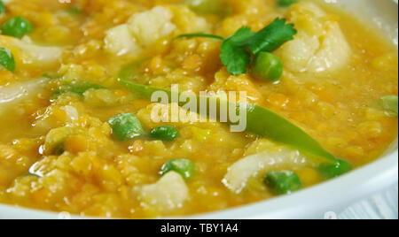 Ricca di verdure stufato di lenticchie con Goda Masala , Maharashtrian cucina nazionale e tradizionale Asia assortiti piatti, vista dall'alto. Foto Stock