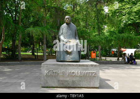 Monumento Kate Kollwitz, luogo Kollwitz, Prenzlauer montagna, Pankow, Berlino, Germania, Denkmal Kate Kollwitz, Kollwitzplatz, Prenzlauer Berg, Deutschl Foto Stock