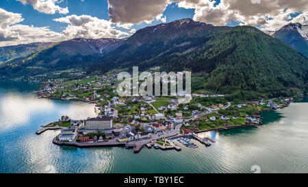 Balestrand. Il centro amministrativo del Comune di Balestrand in Sogn og Fjordane county, Norvegia. Foto Stock