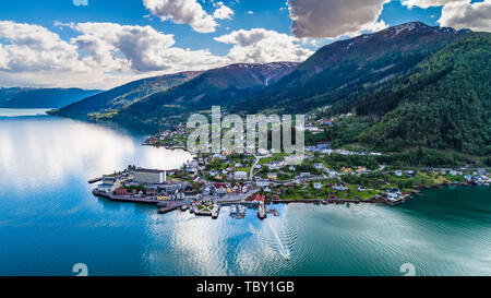 Balestrand. Il centro amministrativo del Comune di Balestrand in Sogn og Fjordane county, Norvegia. Foto Stock