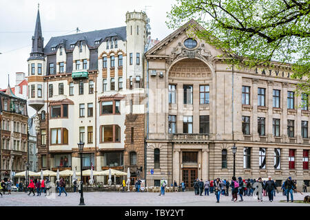 Riga, Lettonia, 02 Maggio: Cittadini e turisti a piedi attraverso uno dei riquadri nella parte vecchia di Riga, il 02 maggio, 2019. Foto Stock