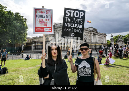 Londra, Regno Unito. 03 Giugno, 2019. La protesta degli attivisti di bottino trionfi banchetto con la regina fuori Buckingham Palace, il 3 giugno 2019, Londra, UK Credit: capitale dell'immagine/Alamy Live News Foto Stock