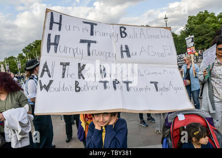 Londra, Regno Unito. 03 Giugno, 2019. La protesta degli attivisti di bottino trionfi banchetto con la regina fuori Buckingham Palace, il 3 giugno 2019, Londra, UK Credit: capitale dell'immagine/Alamy Live News Foto Stock