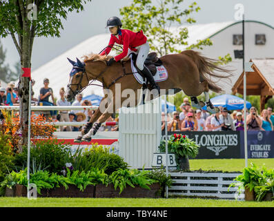 Langley, British Columbia, CAN. 2 Giugno, 2019. Vigilia di posti di lavoro (USA) rides sede d'onorari DES HAZALLES nel LONGINES FEI Jumping Nations Cup"¢ del Canada a Thunderbird mostra Park il 2 giugno 2019 a Langley BC Canada. Credito: Cara Grimshaw/ZUMA filo/Alamy Live News Foto Stock