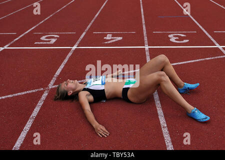 Praga, Repubblica Ceca. Il 3 giugno, 2019. Atleta femminile WENDA NEL, 26 dal Sud Africa (RSA) bib # 118 termina ultimo in 400 m ostacoli donne. Esaurito dopo la finitura a Josef Odlozil Memorial atletica riunione Classic Premium EA a Praga nella Repubblica Ceca. Credito: Slavek Ruta/ZUMA filo/Alamy Live News Foto Stock