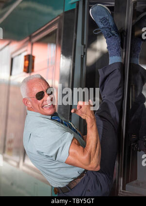 10 maggio 2019, Assia, Frankfurt/Main: Peter Wirth, noto come 'Bahnbabo', pone in verticale atto di bilanciamento con la 'Babo saluto' su un tram. Il 57-anno-vecchio da Francoforte ha lavorato per VGF-Verkehrsbetriebe come un tram driver per più di trent'anni. Per alcuni anni la ben addestrato l uomo ha avuto lo status di culto, soprattutto tra i giovani e i social media. Foto: Boris Roessler/dpa Foto Stock