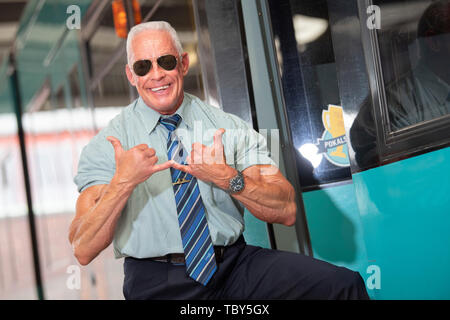 10 maggio 2019, Assia, Frankfurt/Main: Peter Wirth, noto come 'Bahnbabo', pone con il 'Babo saluto' su un tram. Il 57-anno-vecchio da Francoforte ha lavorato per VGF-Verkehrsbetriebe come un tram driver per più di trent'anni. Per alcuni anni la ben addestrato l uomo ha avuto lo status di culto, soprattutto tra i giovani e i social media. Foto: Boris Roessler/dpa Foto Stock